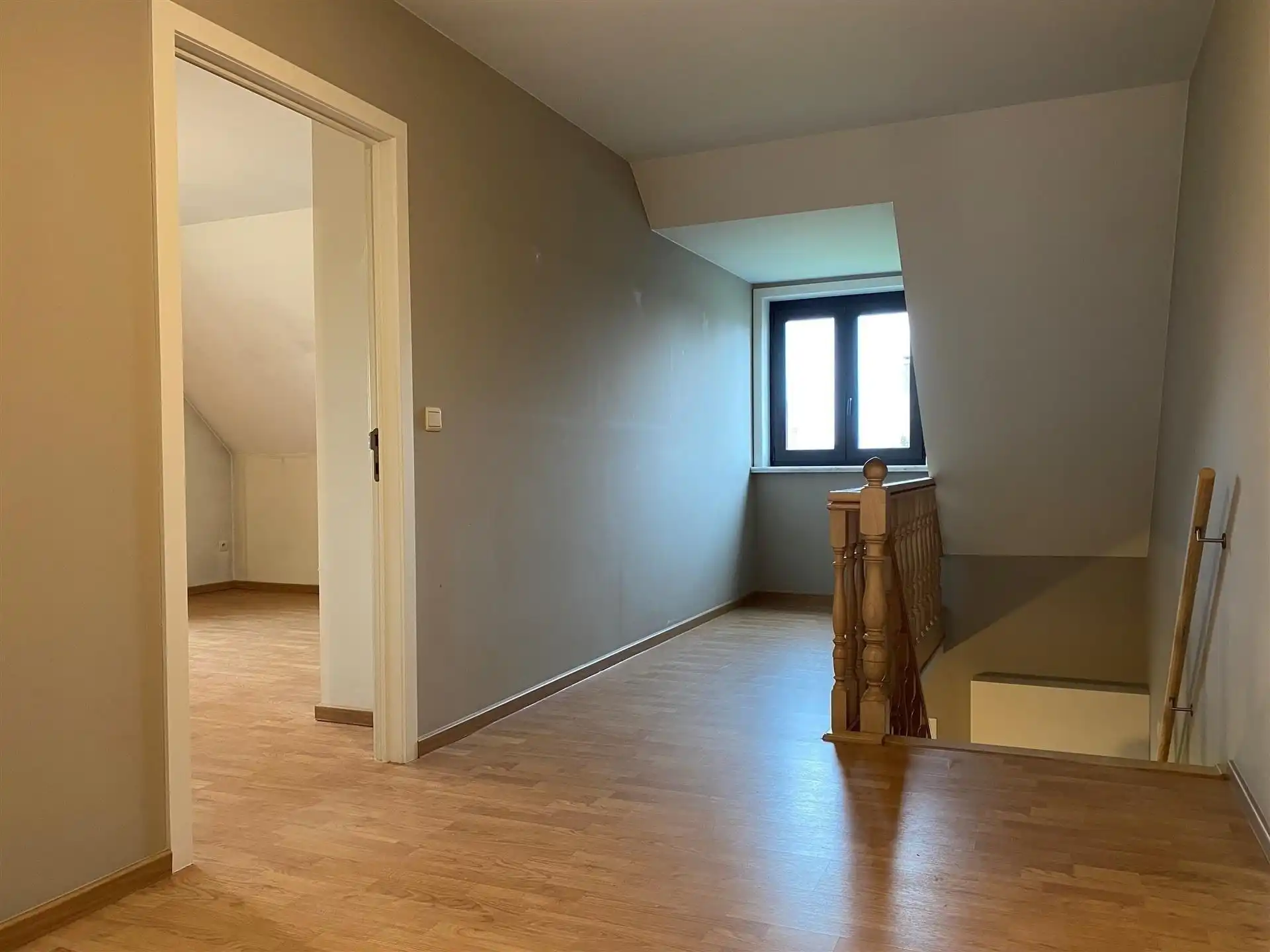 Halfopen woning met 4 slaapkamers en 2 badkamers. foto 19