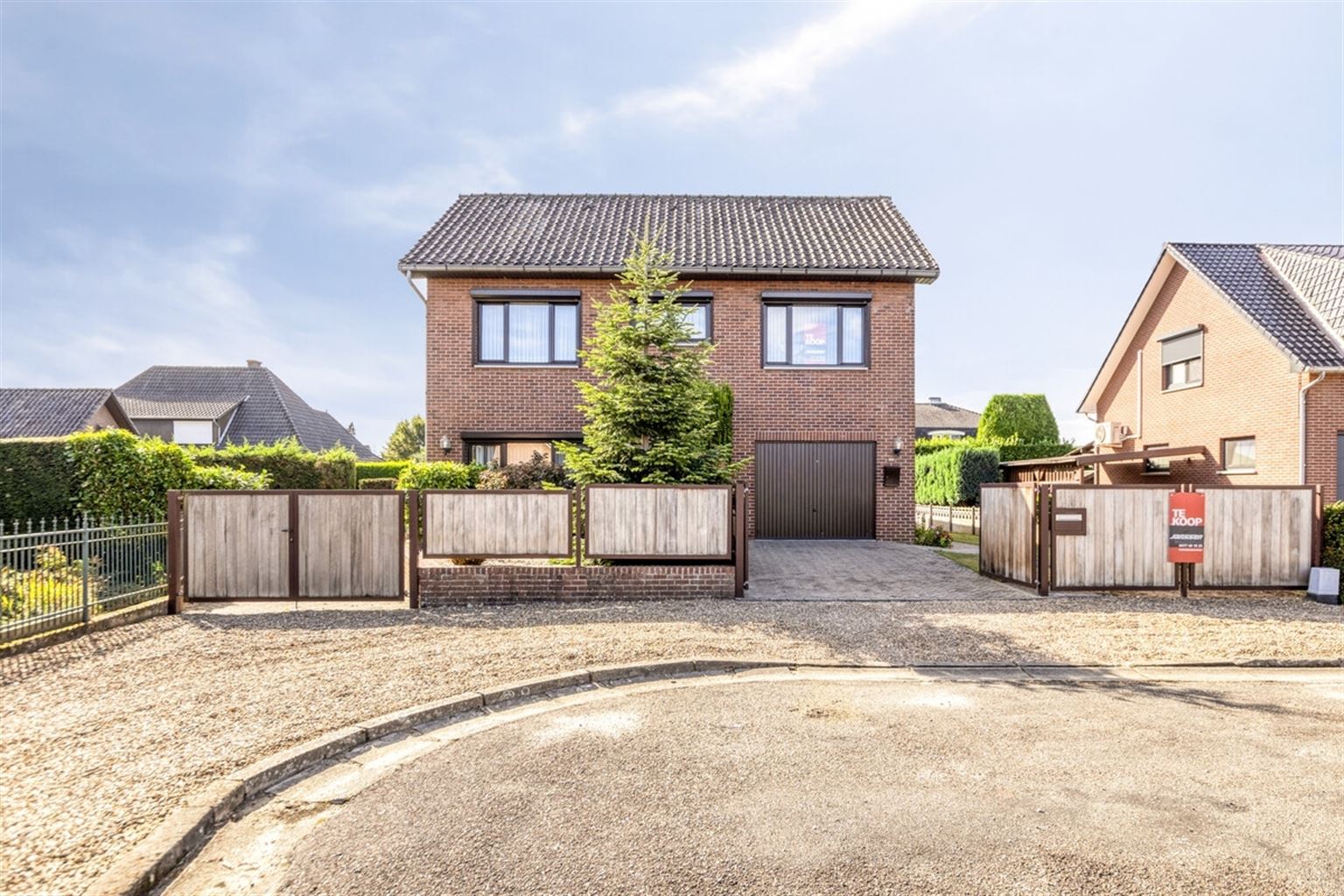 Ruime gezinswoning voorzien van 5 slaapkamers, garage, kelder en tuin nabij het centrum van Neeroeteren. Tevens mogelijkheden voor het uitoefenen van een vrij beroep, praktijkruimte, kapsalon, etc.  foto 32