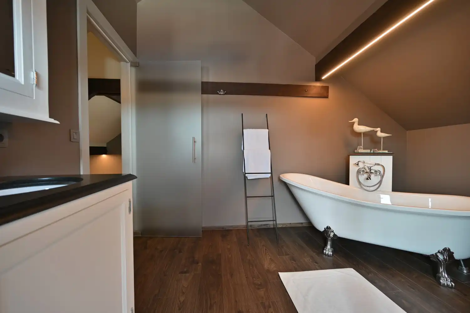 Karaktervolle woning met B&B in Veldwezelt foto 20