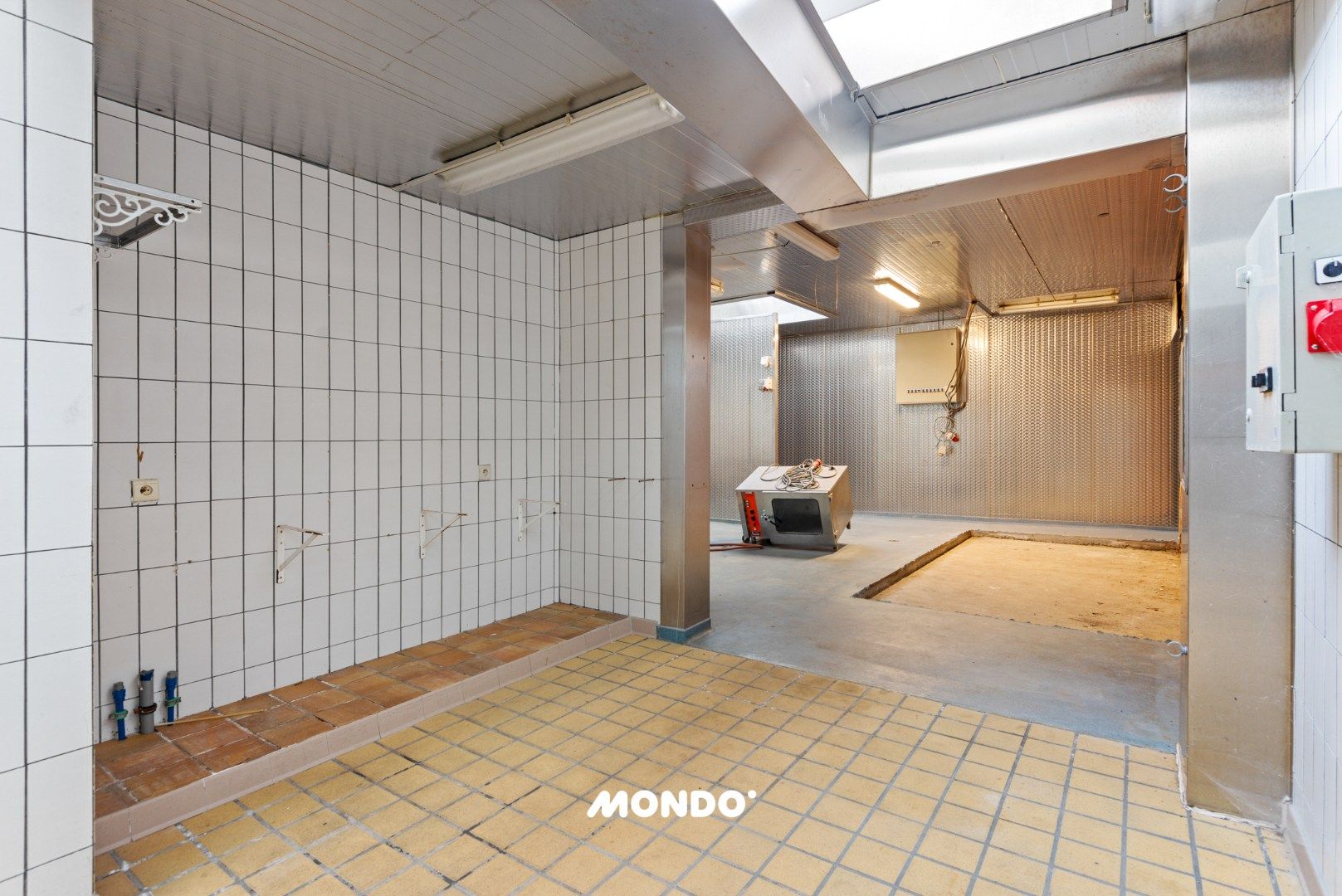 Veelzijdig handelspand met twee duplex appartementen in hartje Willebroek — uitstekende commerciële ligging. foto 10