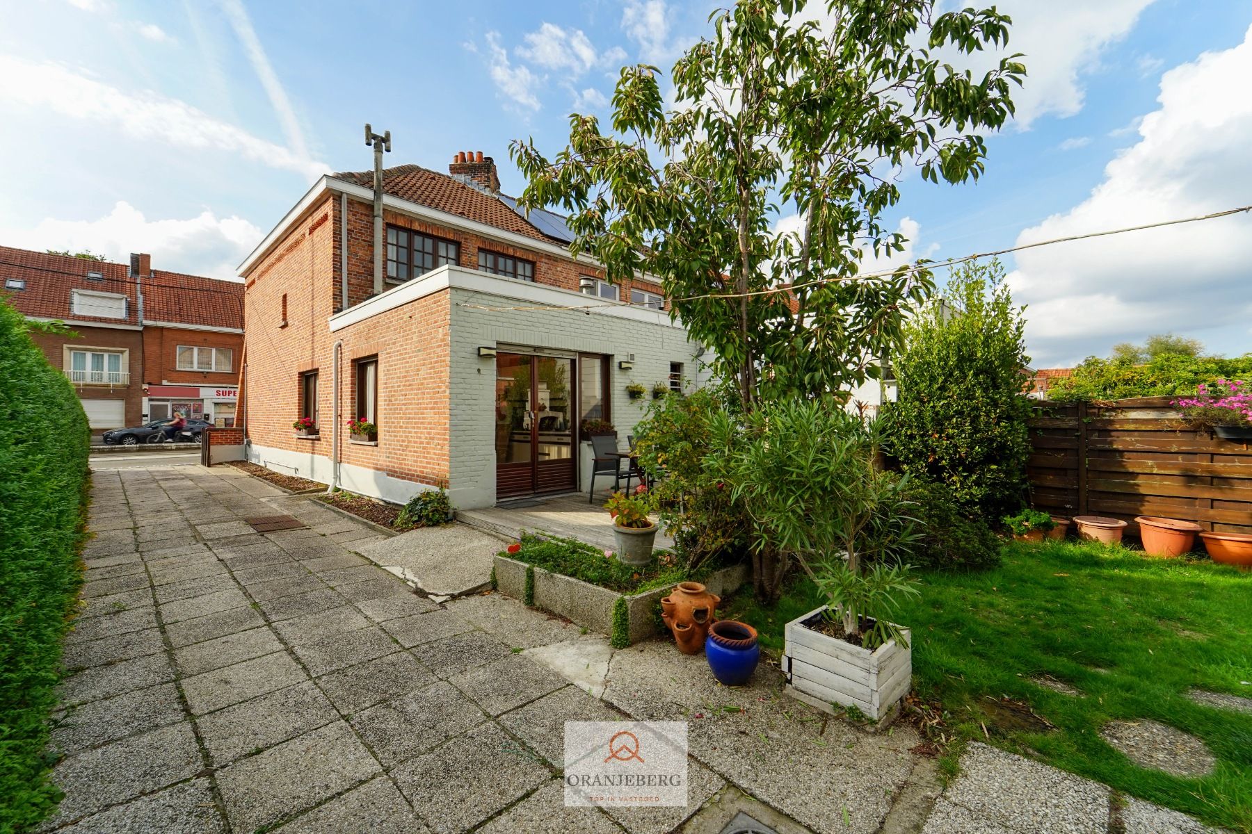 COMPROMIS IN OPMAAK! Charmante halfopen woning met oprit, tuin én garage te koop nabij UZ foto 2