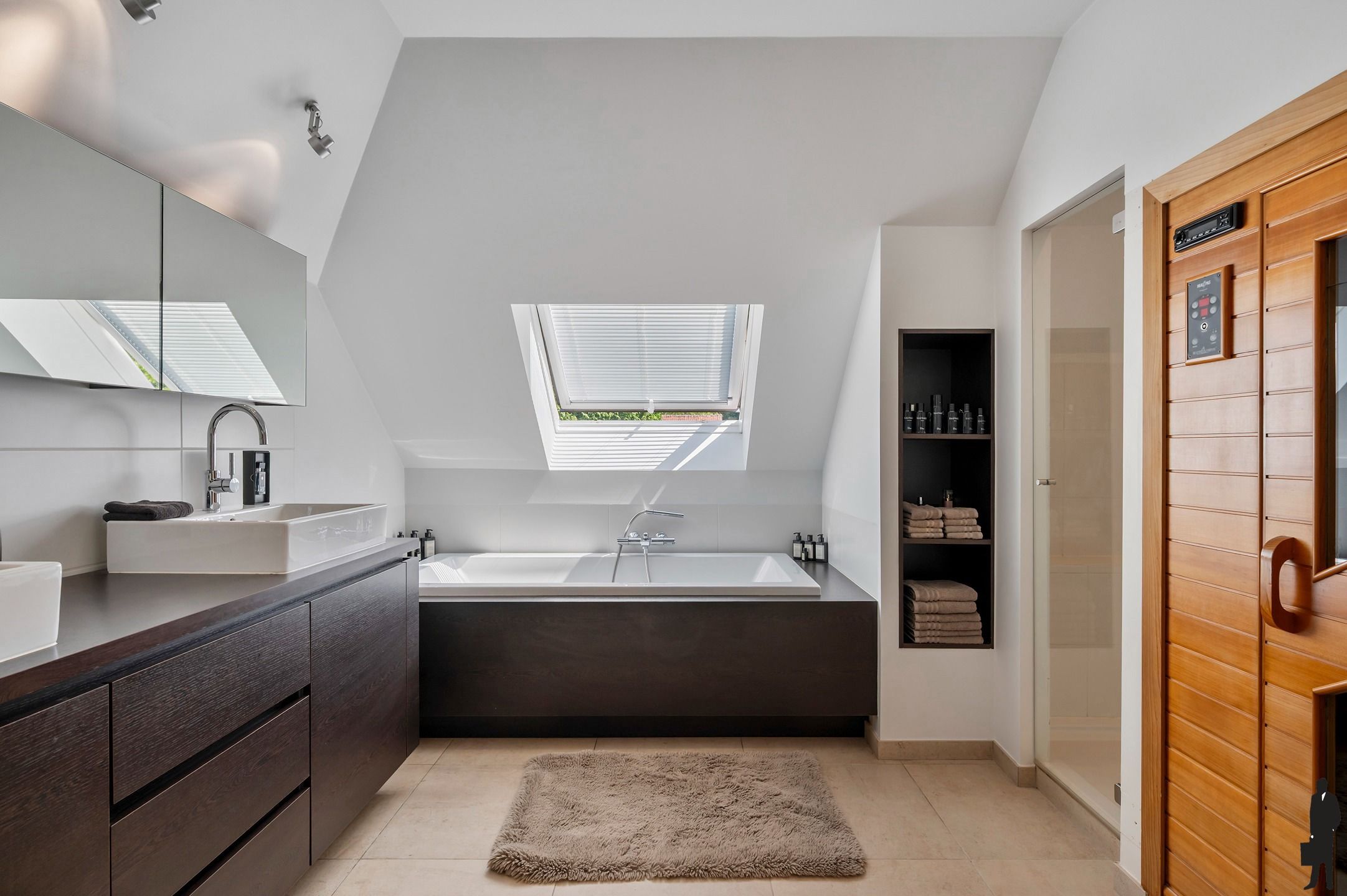 Tijdloze villa op perceel van ca. 1287 m².  foto 24