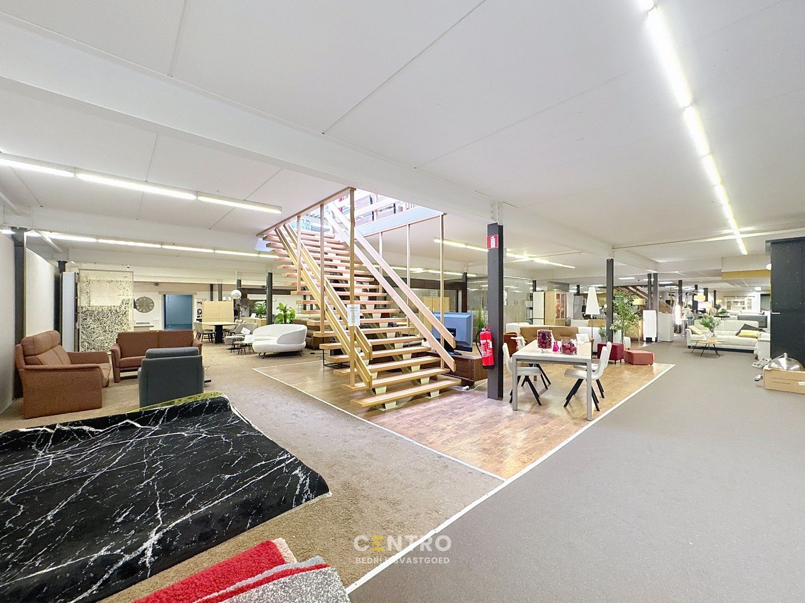 instapklare BAANWINKEL/HANDELSPAND met ruime, private parkeergelegenheid voor de deur. Grondopp.: 3.961m² foto 4