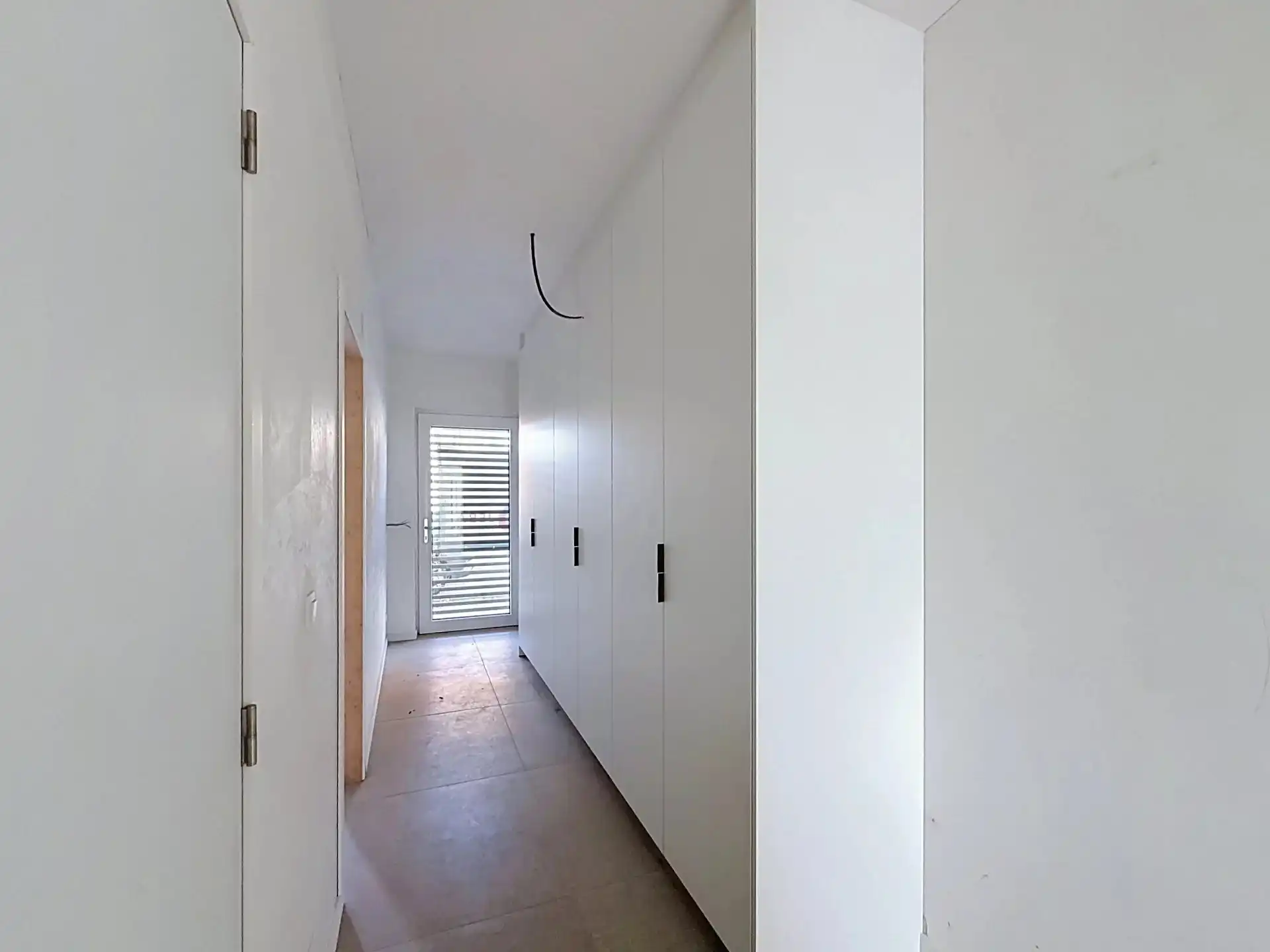Luxueus en modern afgewerkt gelijkvloers appartement met tuin en 1 slaapkamer. foto 3