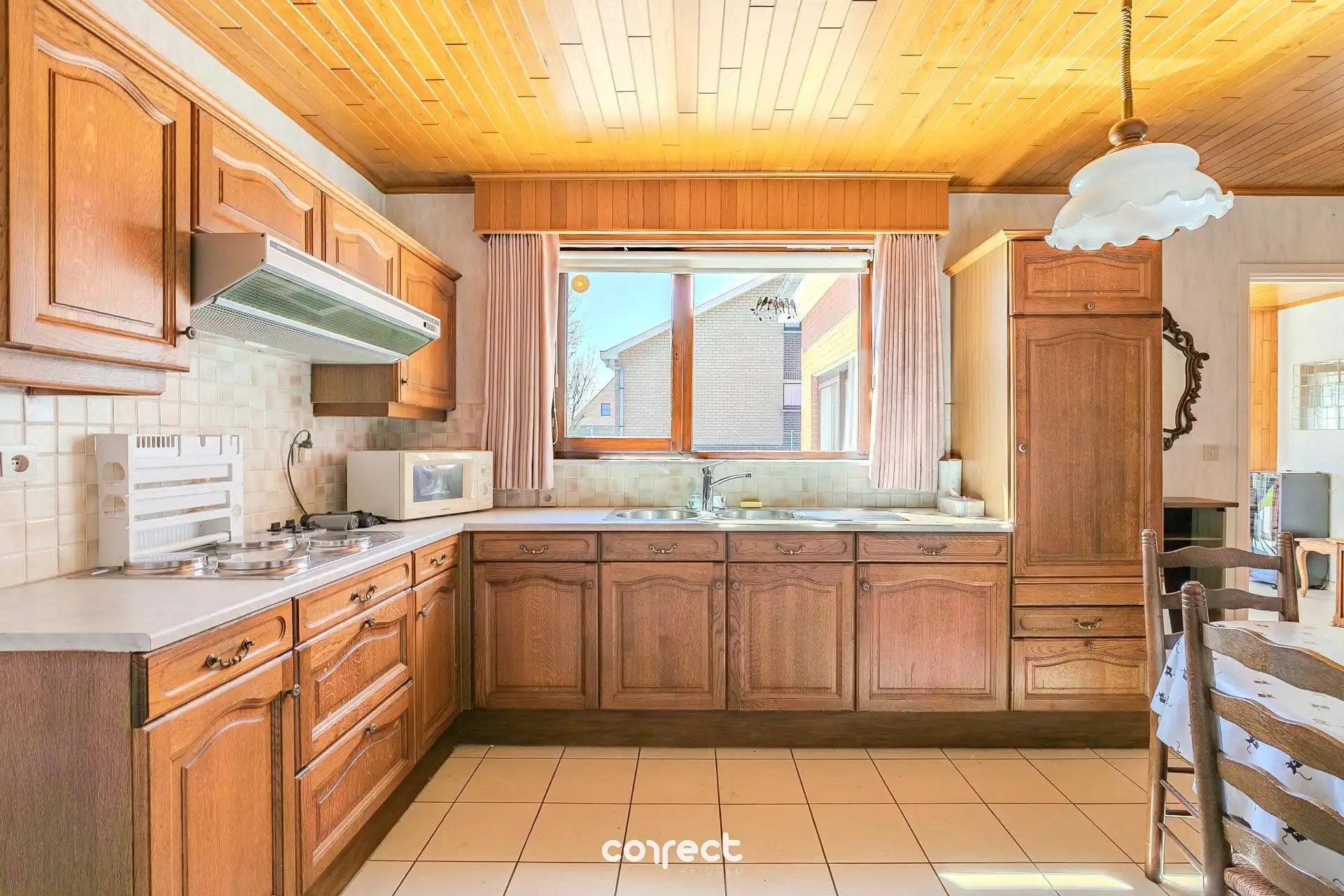 Open bebouwing op een ruim perceel met prachtig weids uitzicht, oprit en ruime losstaande garage (60 m²). foto 6