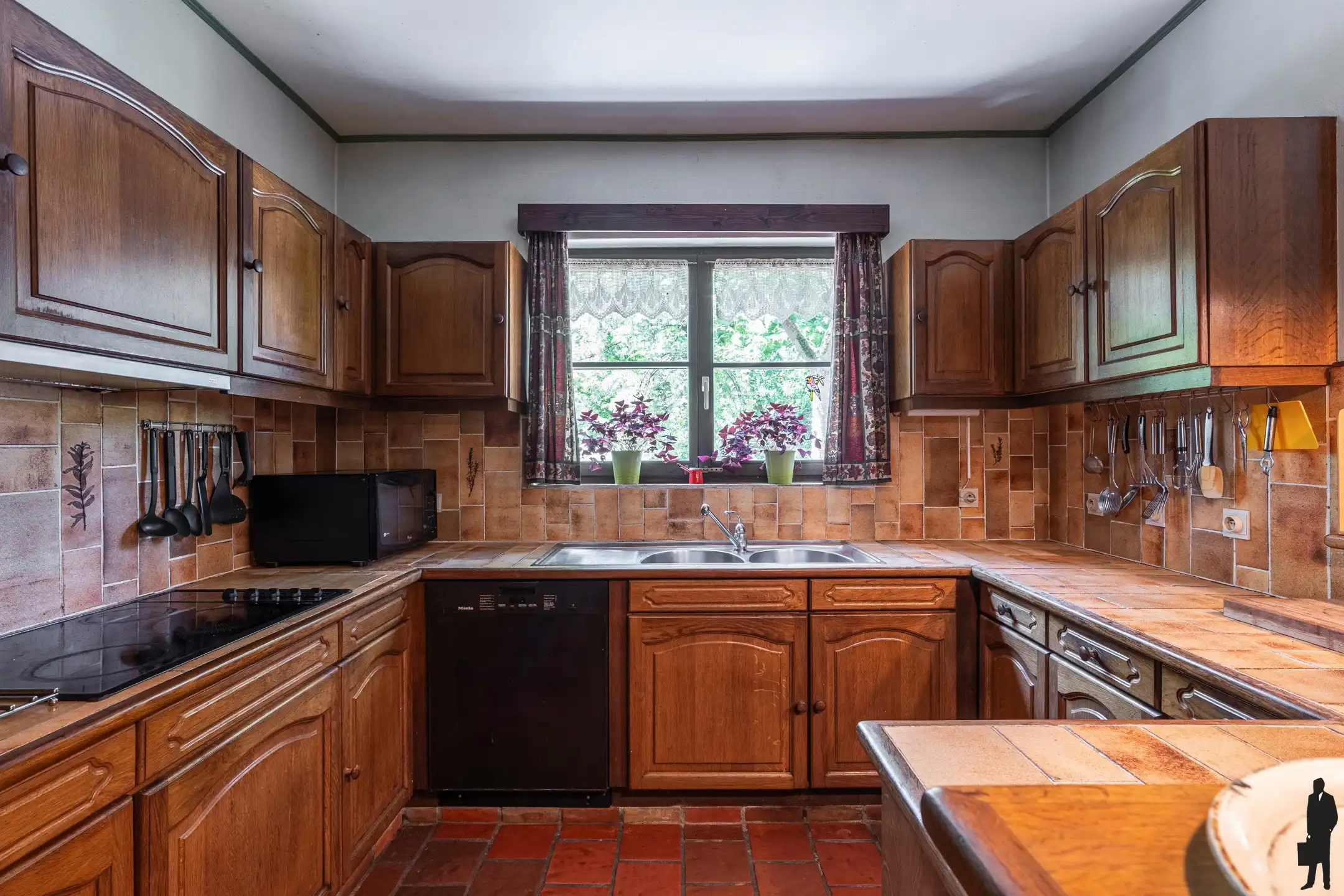 Te renoveren woning met 6 slpk. op 2.581 m² foto 8