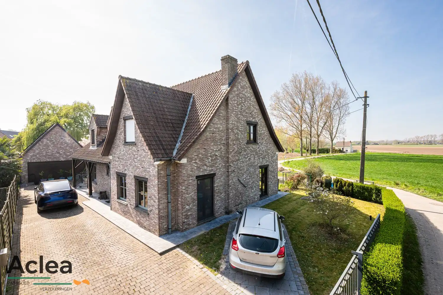 Rustig gelegen villa in landelijke stijl, omgeven door groen en natuur foto {{pictureIndex}}