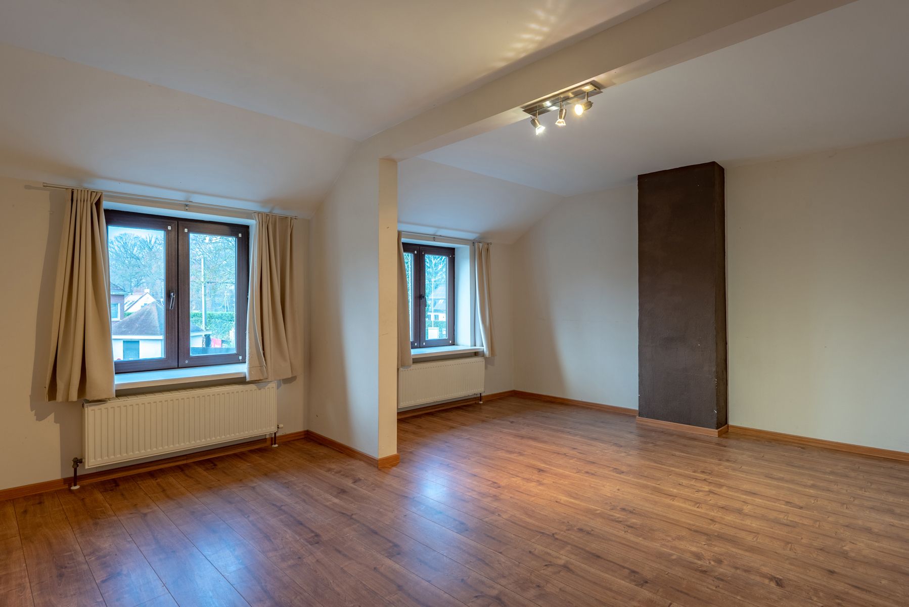 Te renoveren woning met 2 slaapkamers, ruime oprit en tuin! foto 14