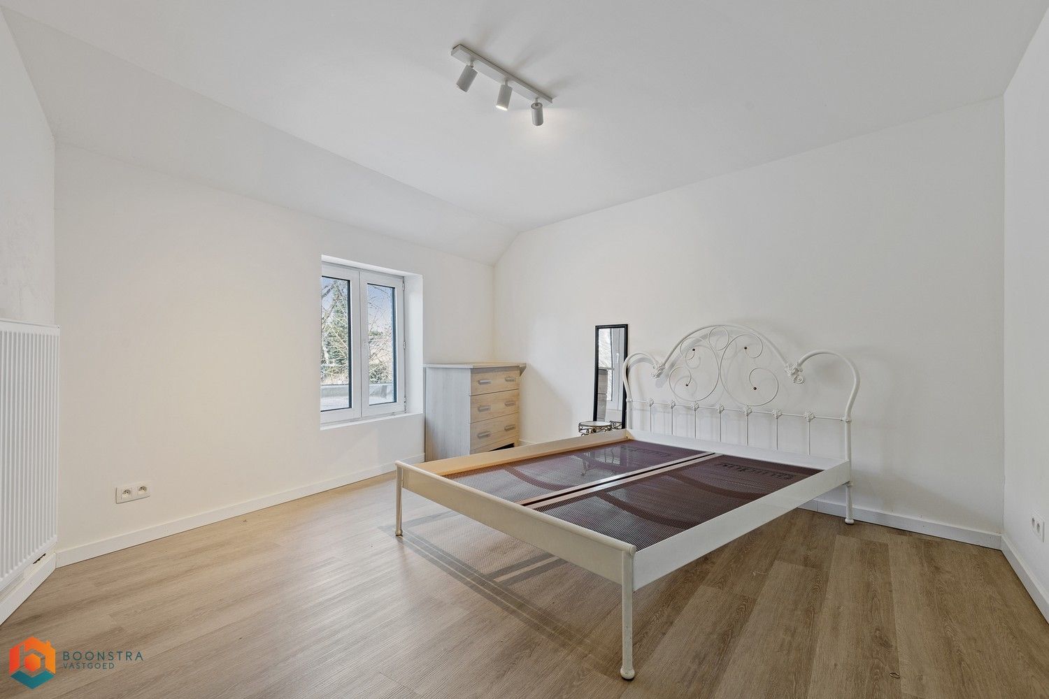 Grondig gerenoveerd handelsgelijkvloers met woonst en ruime parking foto 27