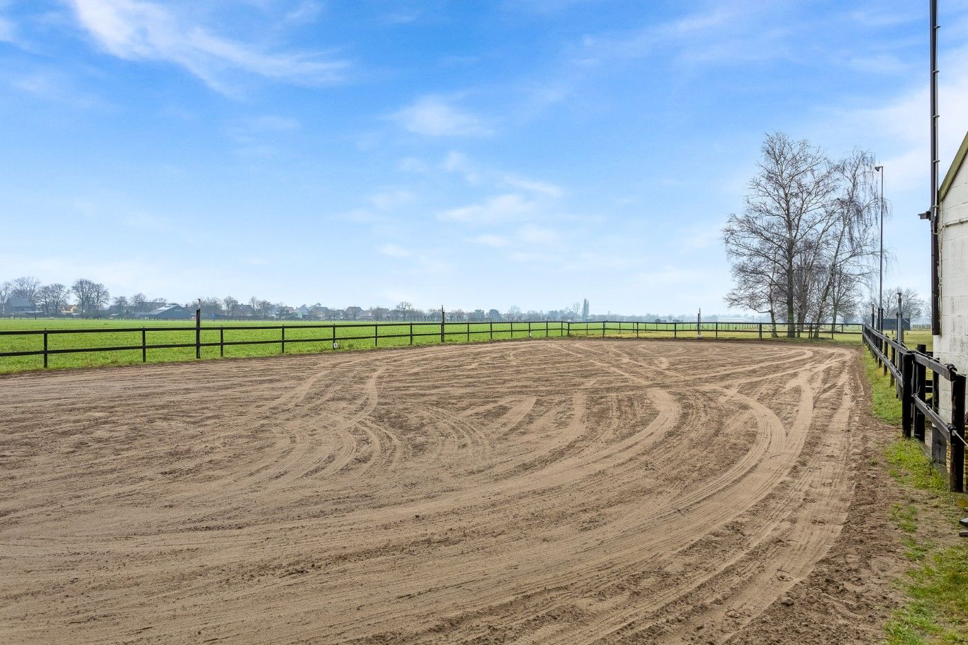Mooi stuk weiland met 4 paardenstallen en rijpiste van ruim 1,5 hectare te koop in Hoevenen foto 3