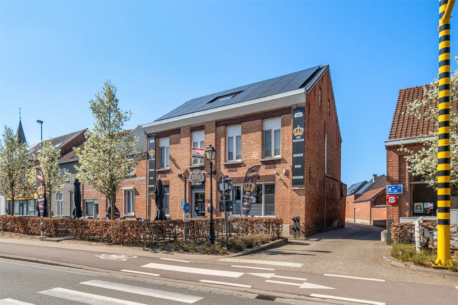 Instapklaar handelspand met woonst op toplocatie – horeca-inboedel inbegrepen! foto {{pictureIndex}}