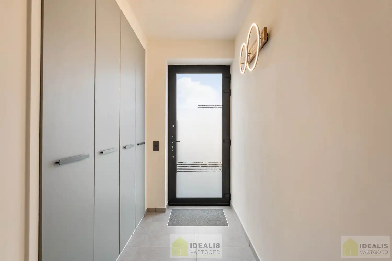 RECENTE, PERFECT ONDERHOUDEN EN MODERN OPGETROKKEN WONING foto 12