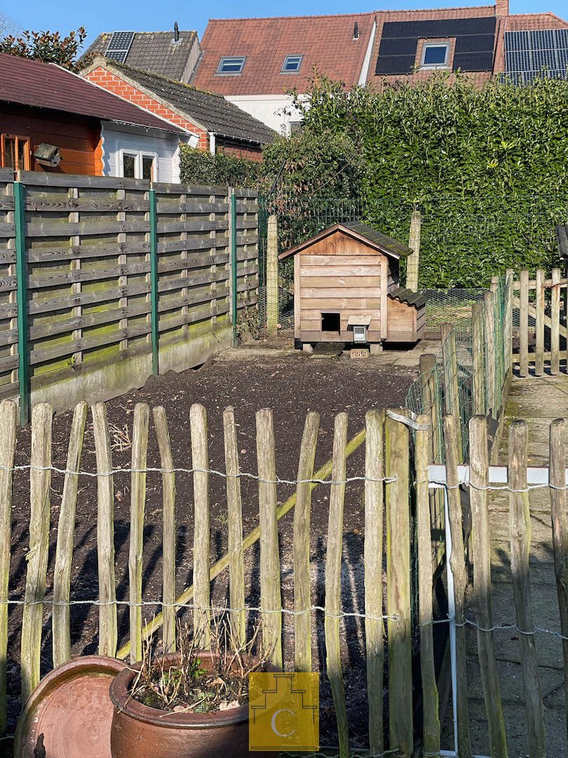 Halfopen bebouwing met grote tuin en prachtig uitzicht nabij Station foto 12