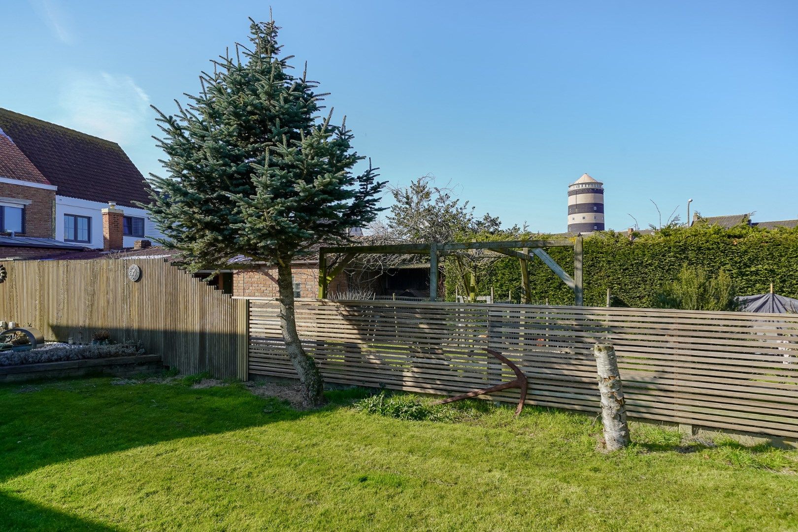 Gezinswoning met diepe tuin en uitweg achteraan foto 3