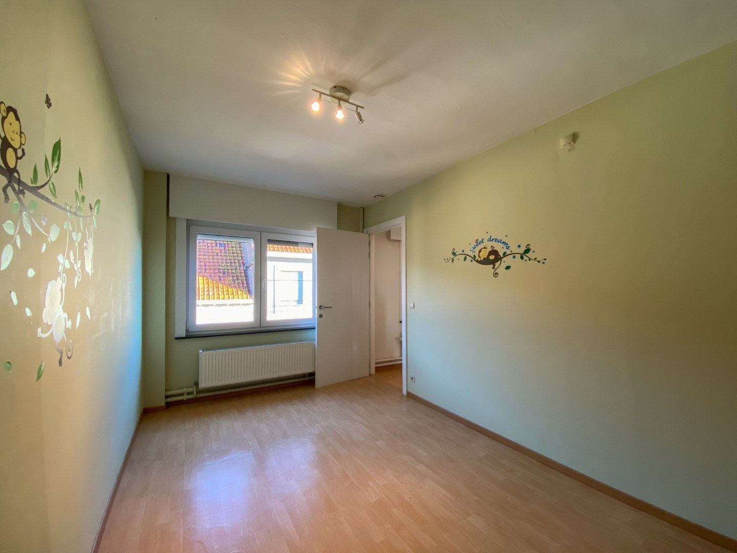 Woning met 4 slaapkamers, garage, loods en tuin. foto 7