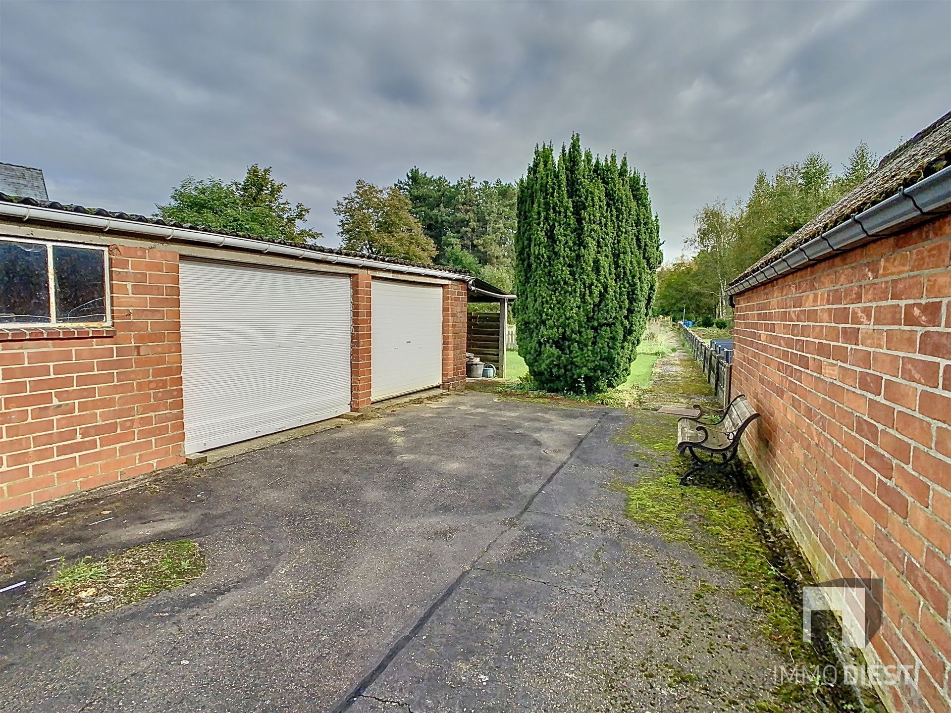 Op te knappen ruime woning met grote tuin en bijgebouwen foto 6