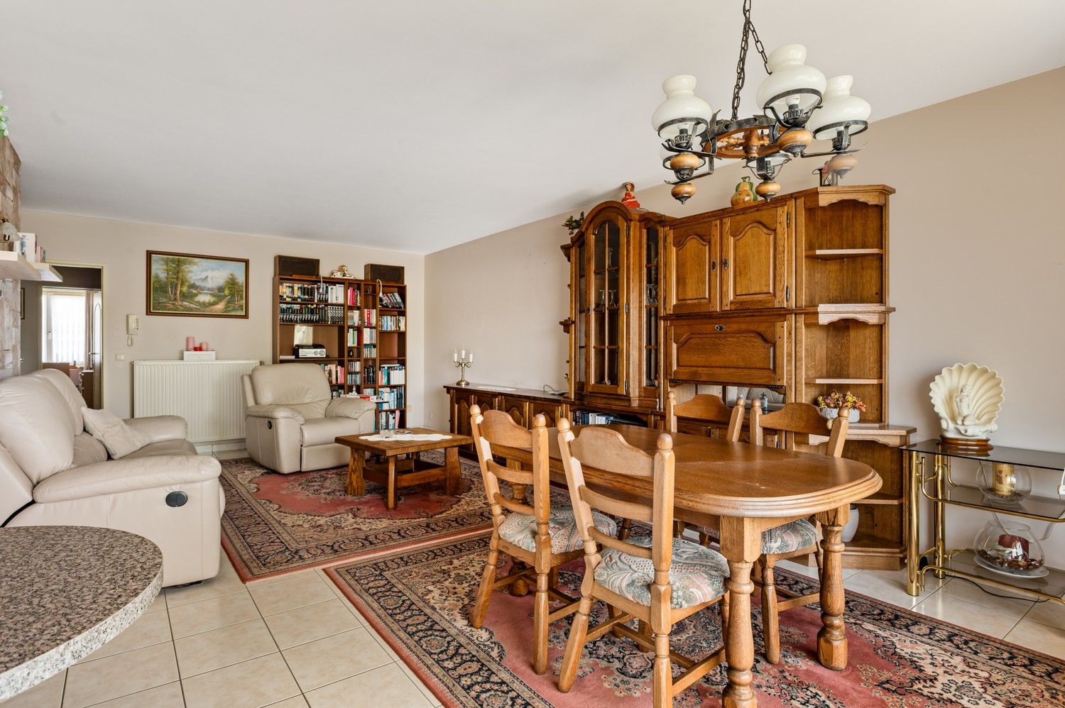 Ruim appartement met zeer ruime garage en terras in het centrum van Sint-Job-in-'t-Goor! foto 3