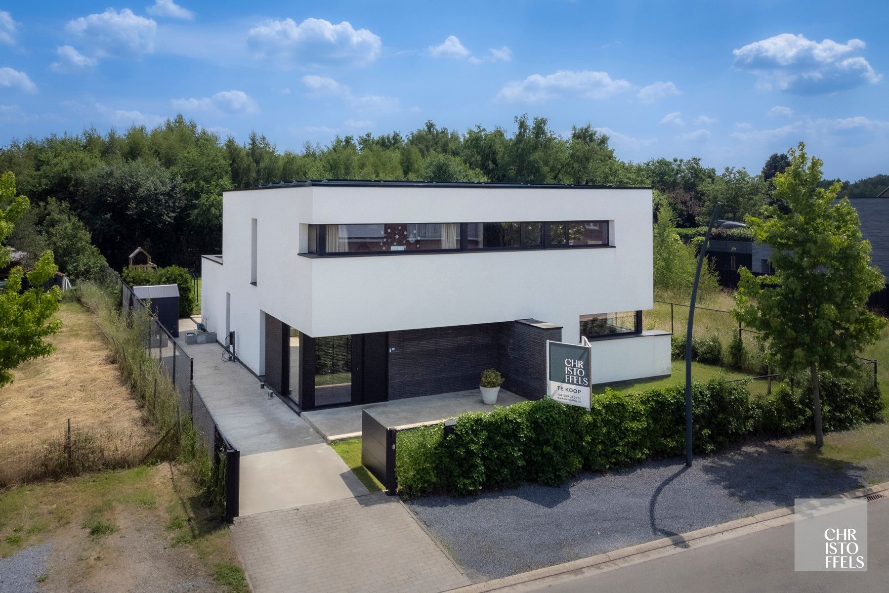 Residentieel gelegen eigentijdse en energiezuinige villa. foto {{pictureIndex}}