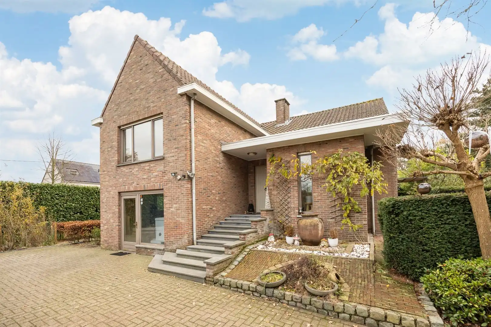 Karaktervolle woning met 4 slaapkamers en praktijkruimte. foto {{pictureIndex}}