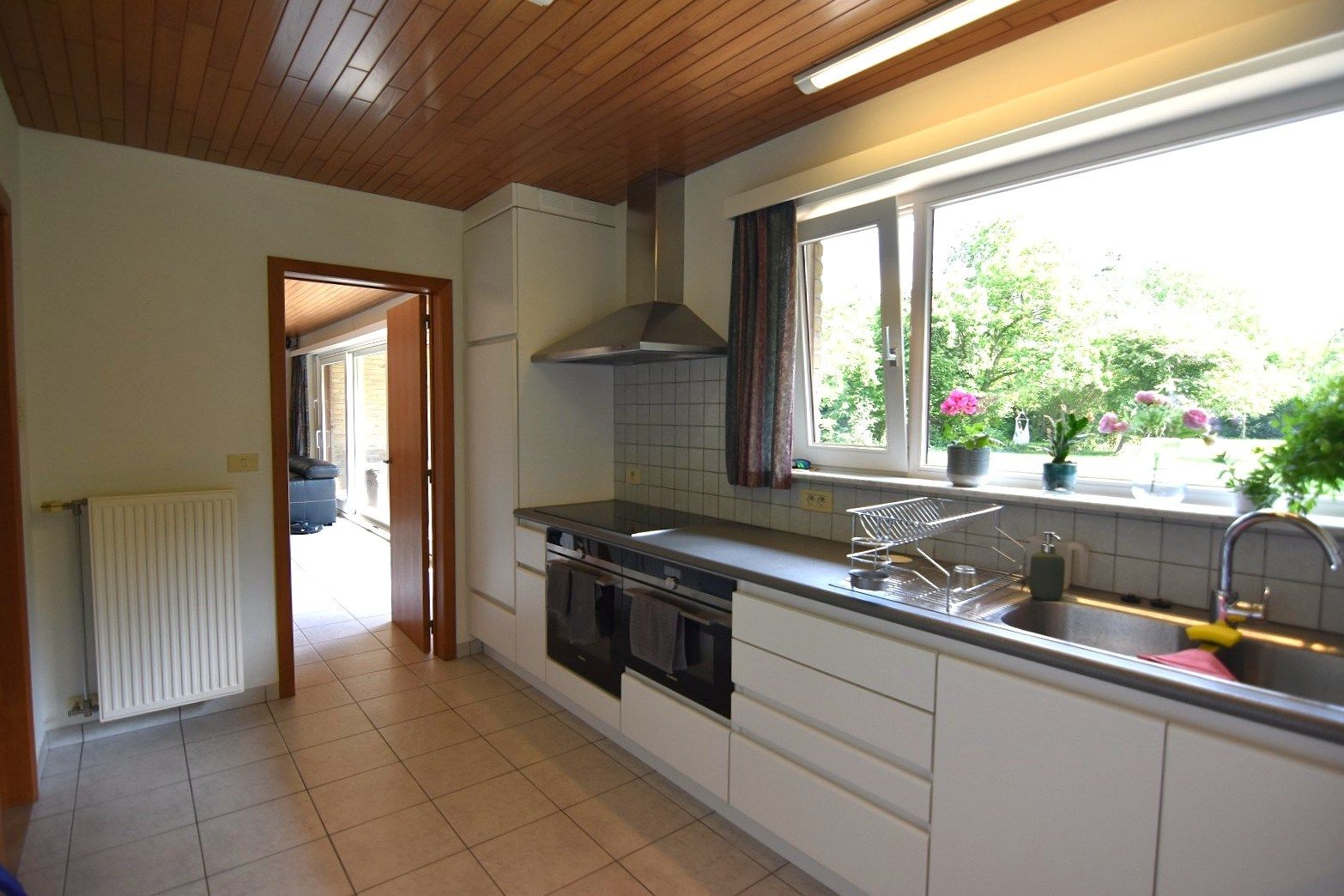 Alleenstaande woning met indrukwekkende tuin foto 11