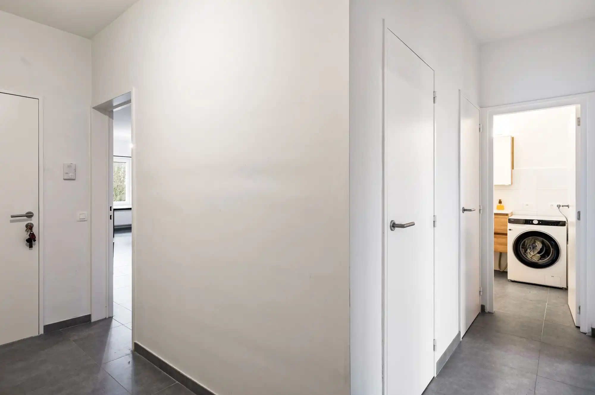 Volledig gerenoveerd 2-slaapkamerappartement met terras, garagebox en groen uitzicht! foto 8