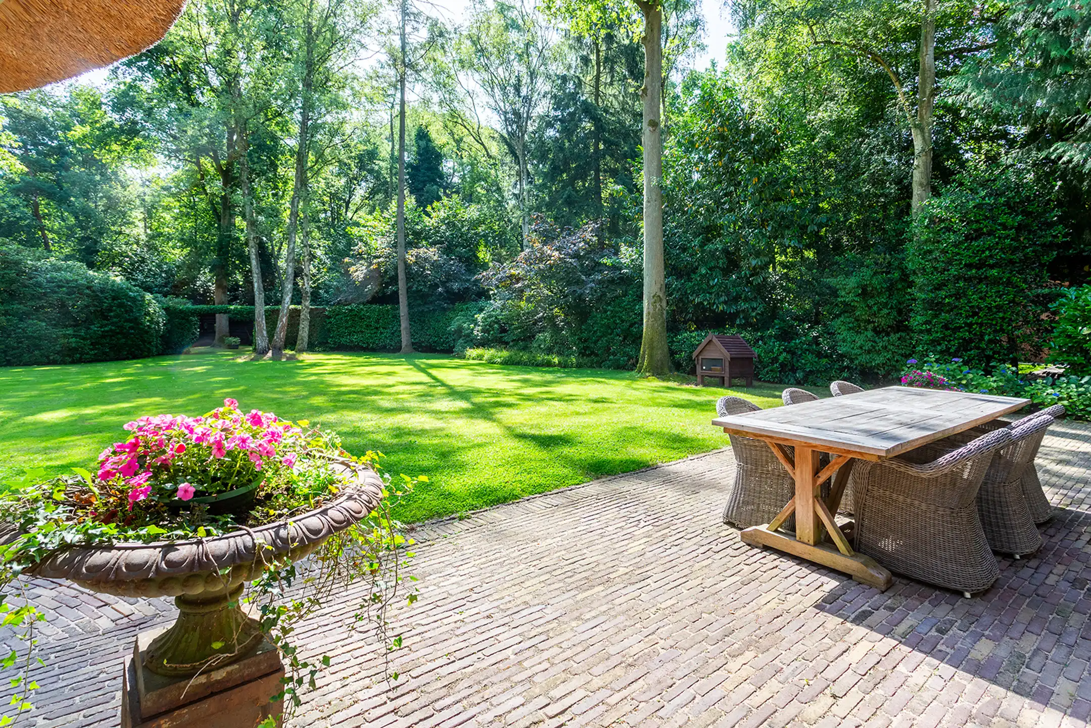 Charmante klasse-villa met rieten dak in bosrijke omgeving foto 18