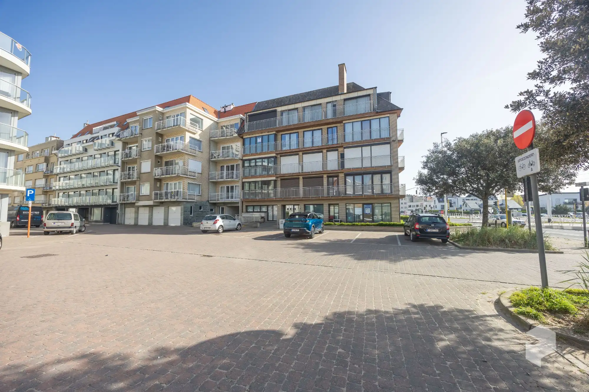 Goed gelegen ruim vernieuwd 2 slaapkamer appartement met terras en grote berging. foto 2