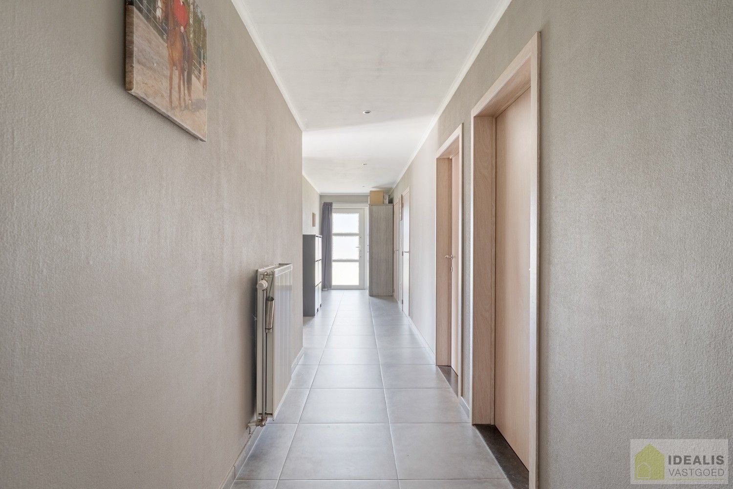 IDEALIS VASTGOED - CHARMANTE INSTAPKLARE GEZINSWONING MET EEN LICHTRIJKE LEEFRUIMTE, MODERNE OPEN KEUKEN MET KOOKEILAND, 3 RUIME SLAAPKAMERS EN BADKAMER. DE WONING IS GELEGEN OP EEN PRACHTIG PERCEEL VAN 12A 68CA! Deze knappe bungalow omvat een aangename 140m² bewoonbare oppervlakte met een lichtrijke woonkamer met aansluitend een moderne open keuken met kookeiland (voorzien van alle comfort), 3 ruime slaapkamers en een badkamer. De woning biedt verder een kelderverdieping en een zeer ruime tuin. Een unieke kans voor kandidaten op zoek naar een instapklaar huis voorzien van alle faciliteiten op een hele fijne locatie tussen de centra van Oudsbergen, Bree en Peer! foto 15