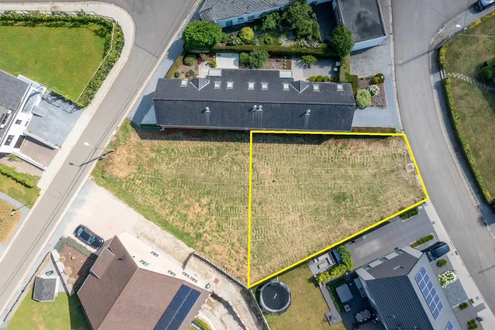 Landelijk en rustig gelegen perceel bouwgrond bestemd voor halfopen bebouwing, op 4a 44ca, vlakbij het centrum van Hoeselt foto {{pictureIndex}}