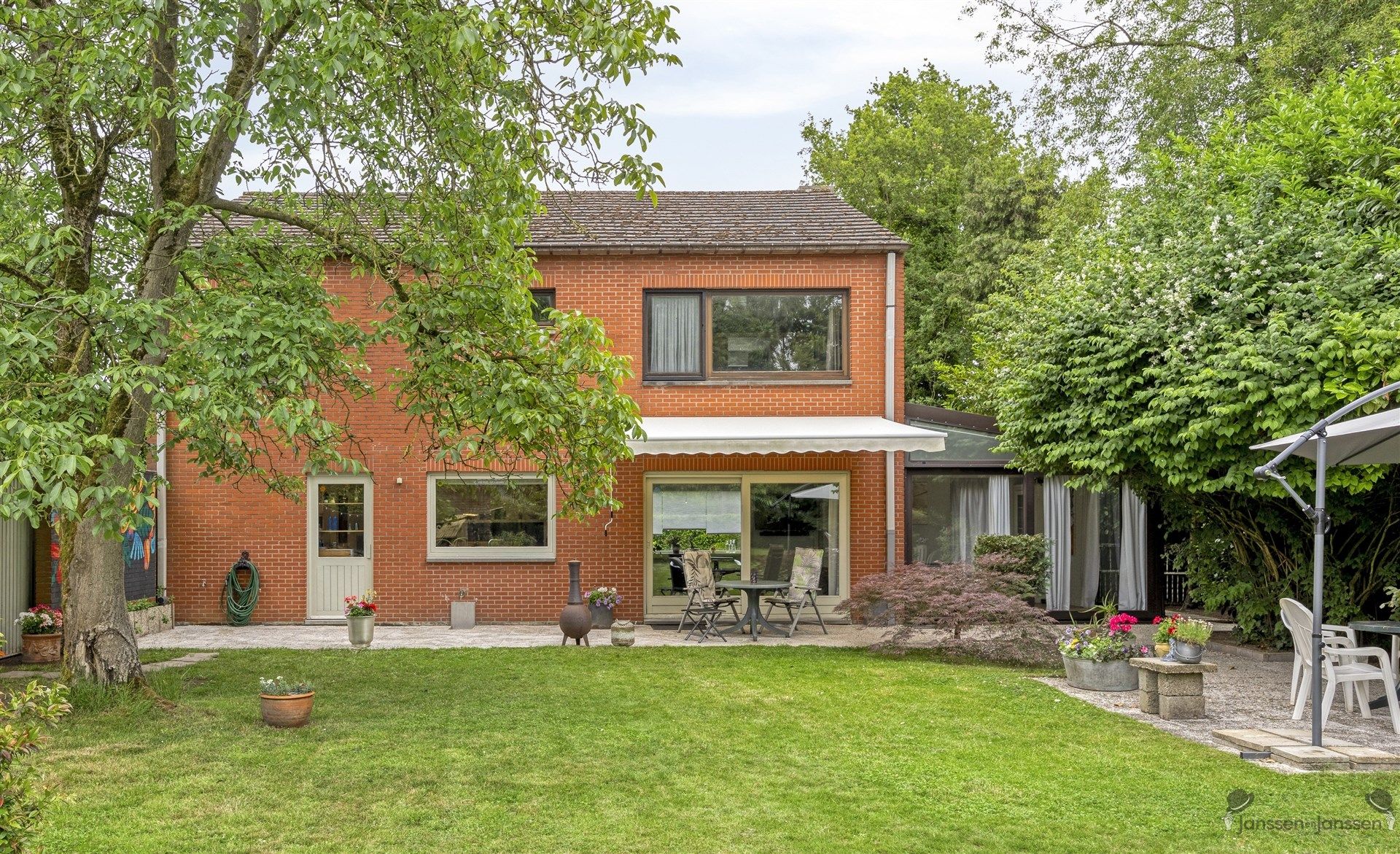 Uniek en ruim wonen met 5 slaapkamers in het groen te Pelt foto {{pictureIndex}}