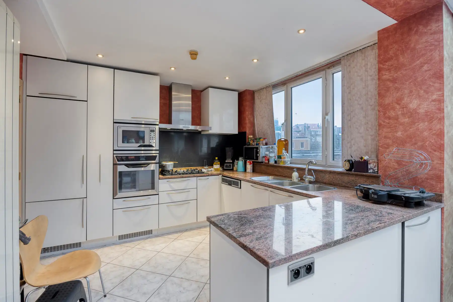 Gezinswoning met vier slaapkamers, tuin en ruime garage foto 13