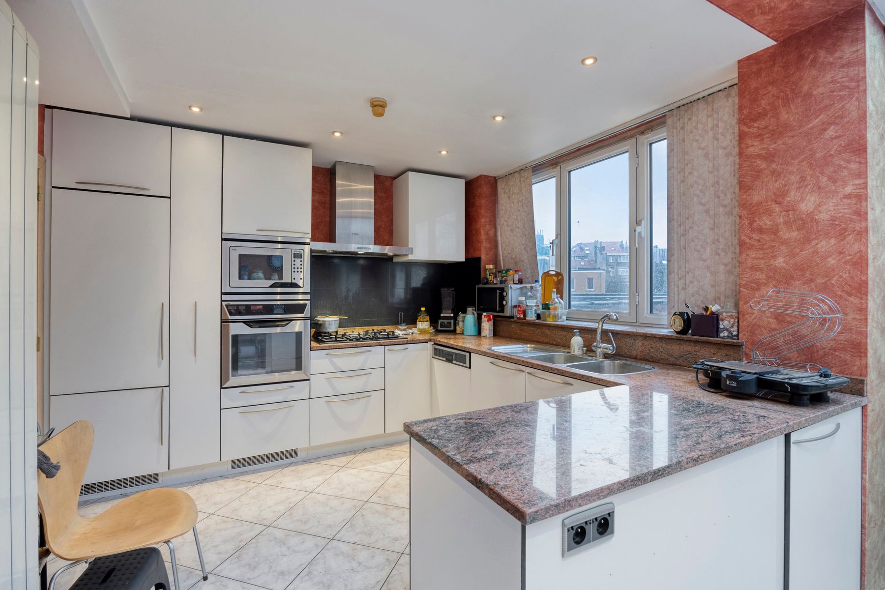 Gezinswoning met vier slaapkamers, tuin en ruime garage foto 13