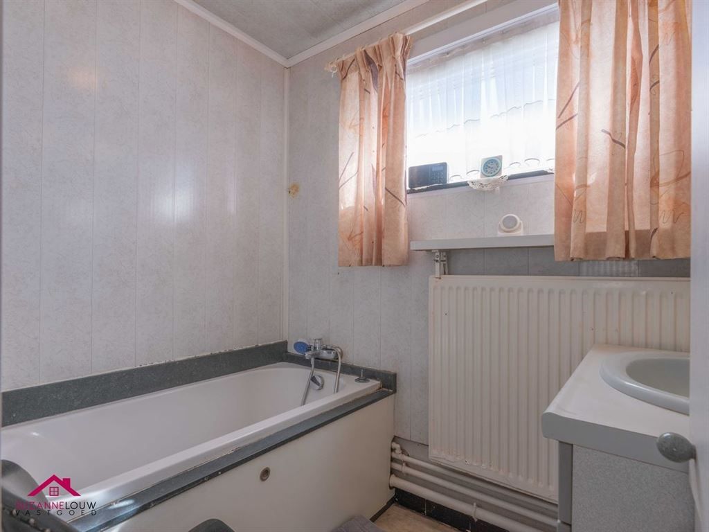 Goed onderhouden, half-vrijstaande gezinswoning foto 32