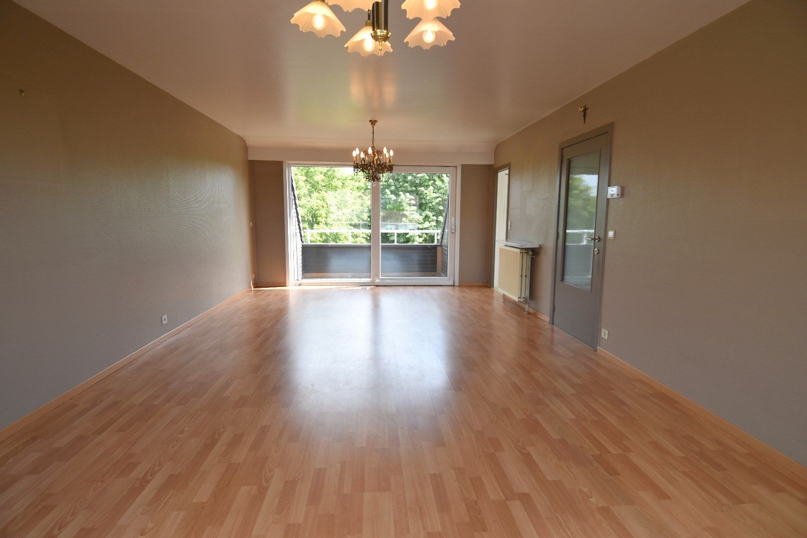 Lichtrijk 2-slaapkamerappartement met kelderberging te koop in het hart van Gullegem foto 3
