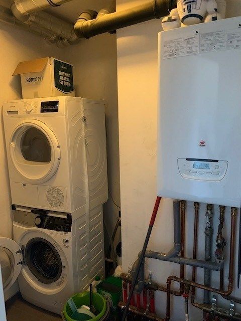 Ongemeubeld tweeslaapkamer-appartement op de tweede verdieping foto 11