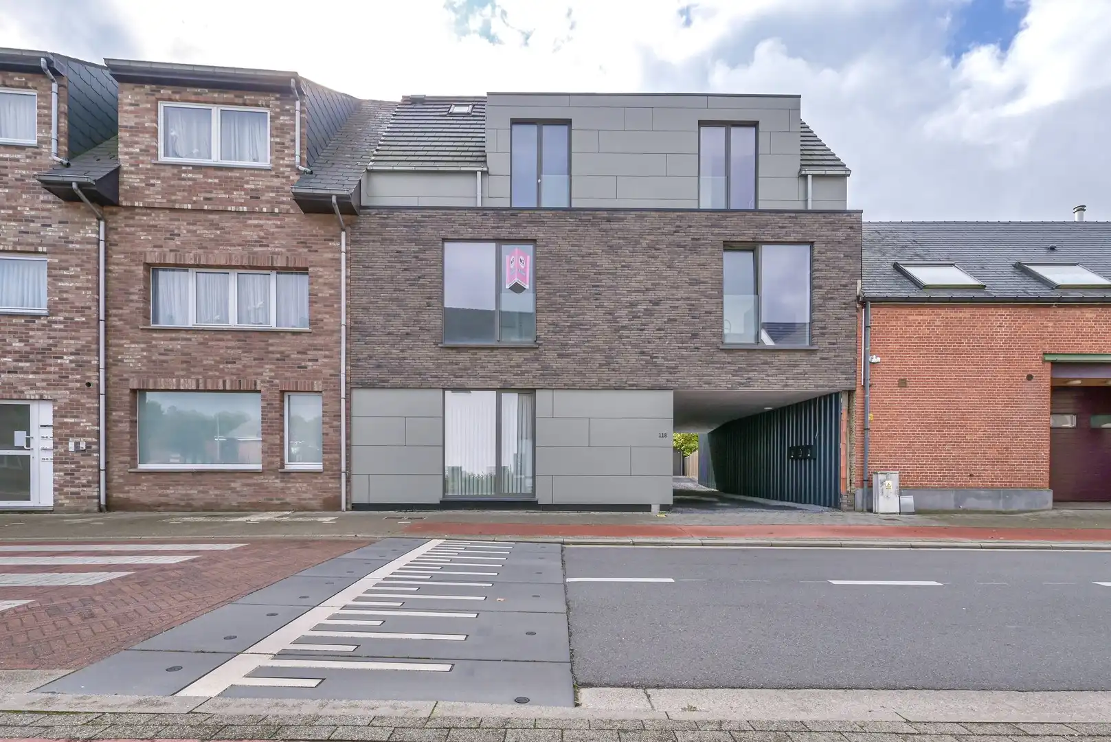 Nieuwbouwappartement met 2 slaapkamers, ruim terras en garage foto {{pictureIndex}}