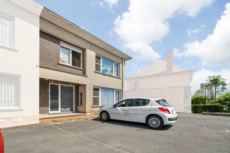 Hoofdfoto van de publicatie: Hooglede-centrum. Stevig gebouwde woning met 3 slaapkamers op een perceel van 241 m2. Vaste huuropbrengst.  Woning rechts.