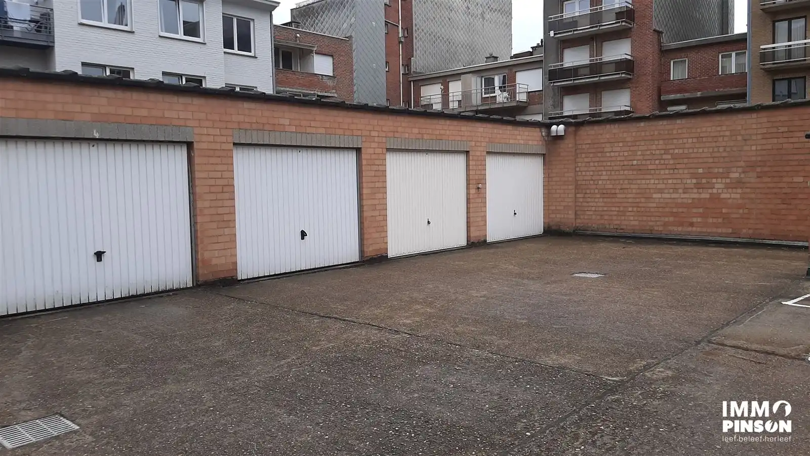 Goed gelegen ruime garage foto 2