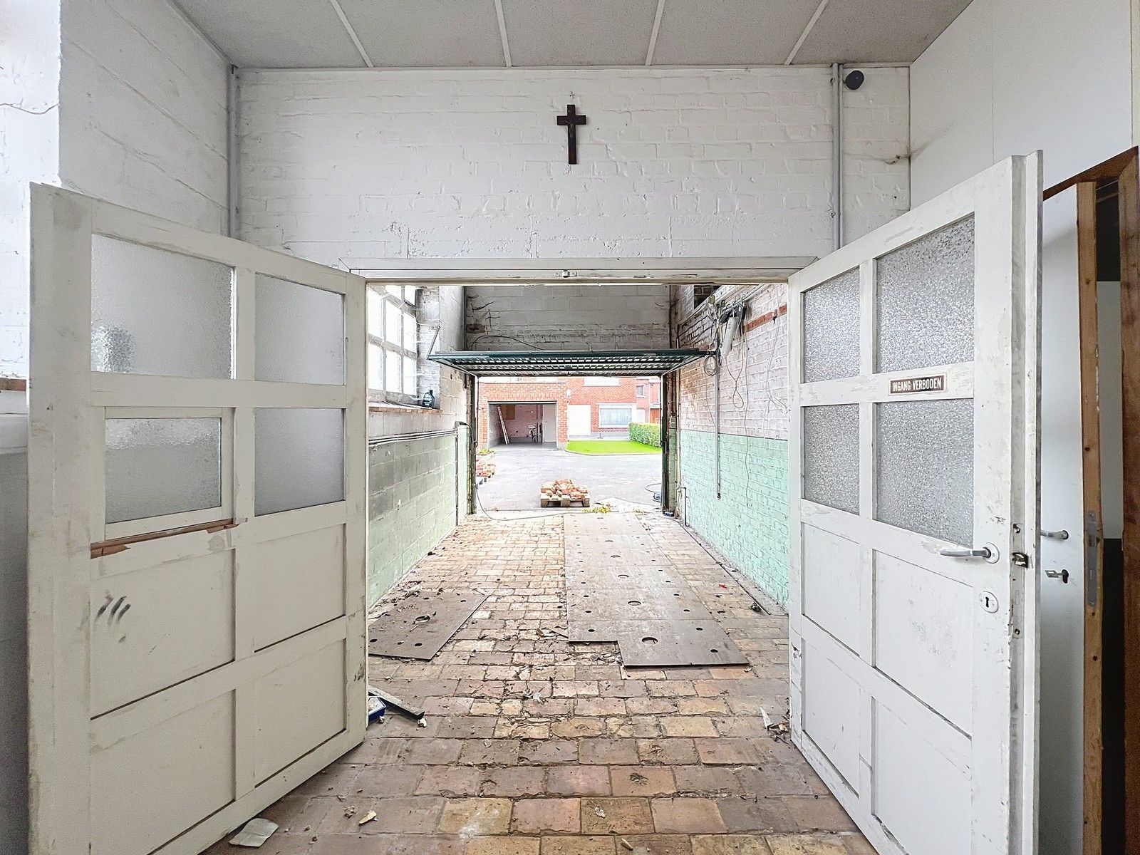 Ruime gezinswoning met garage + magazijn van 260m² en zonnige tuin in hartje Izegem. foto 26