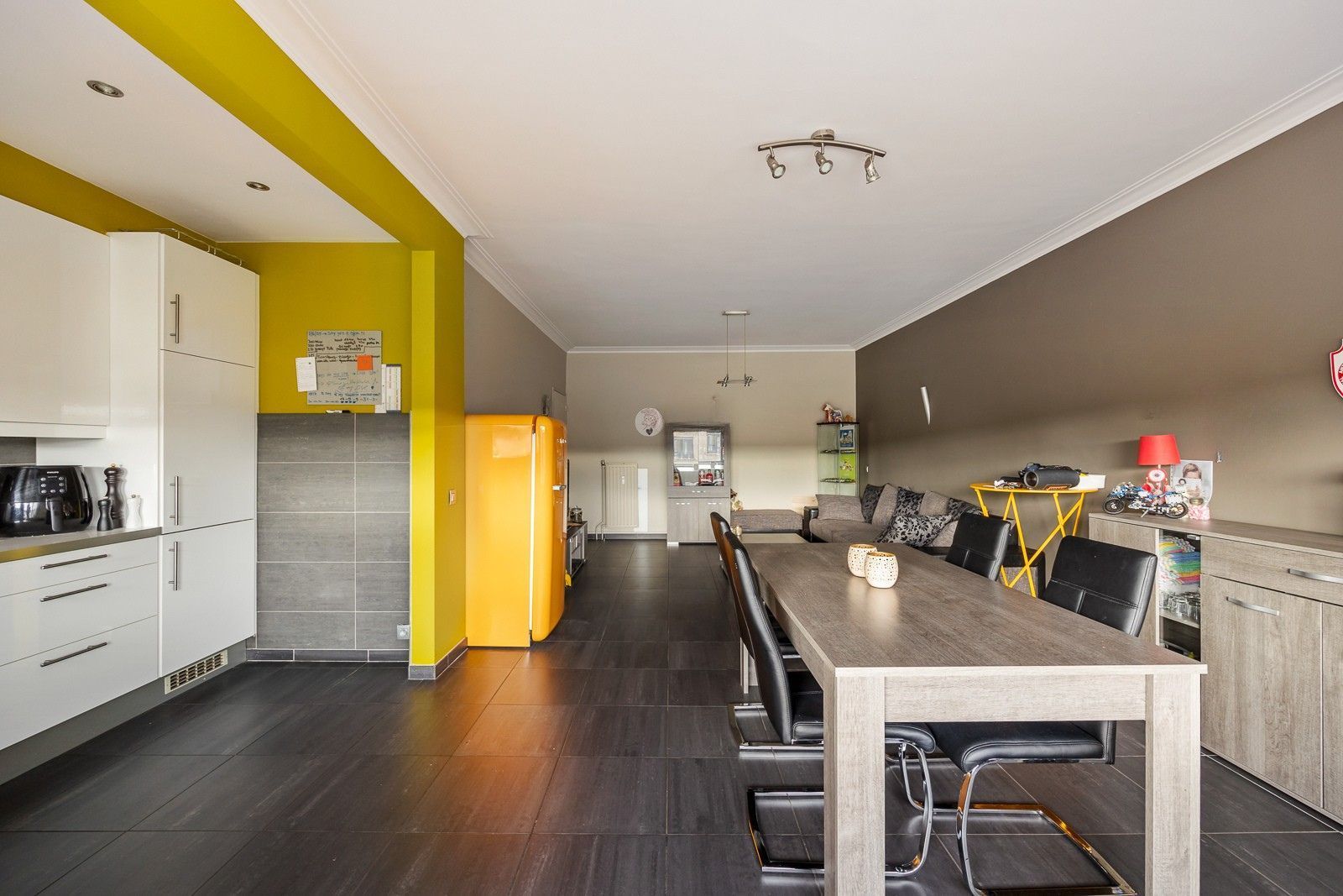 Ruim tweeslaapkamer appartement met garagebox in Hoevenen! foto {{pictureIndex}}
