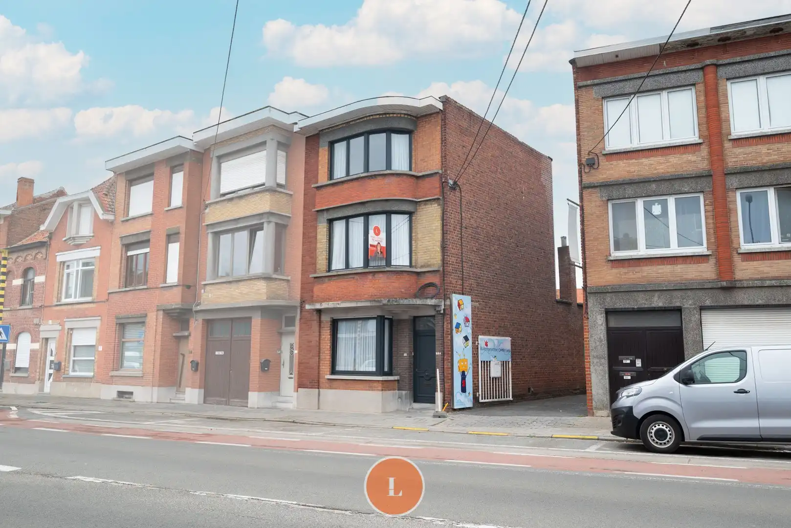 Te renoveren halfopen woning met 4 slaapkamers en tuin te Menen. foto {{pictureIndex}}