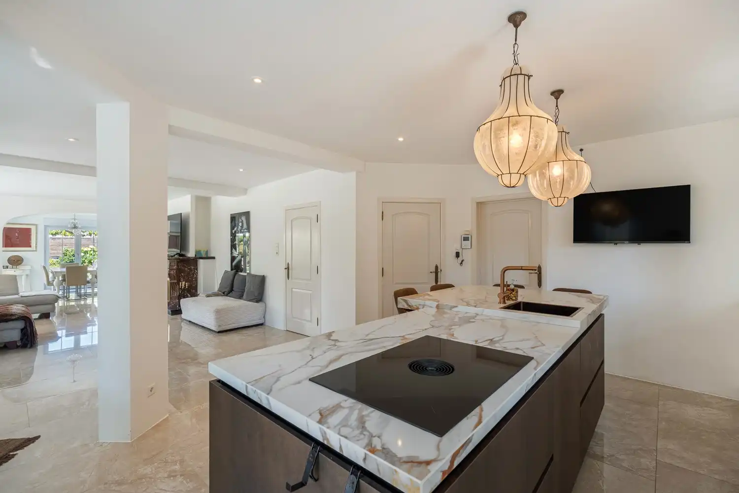 Exclusieve villa met royale leefruimtes op een unieke locatie foto 8