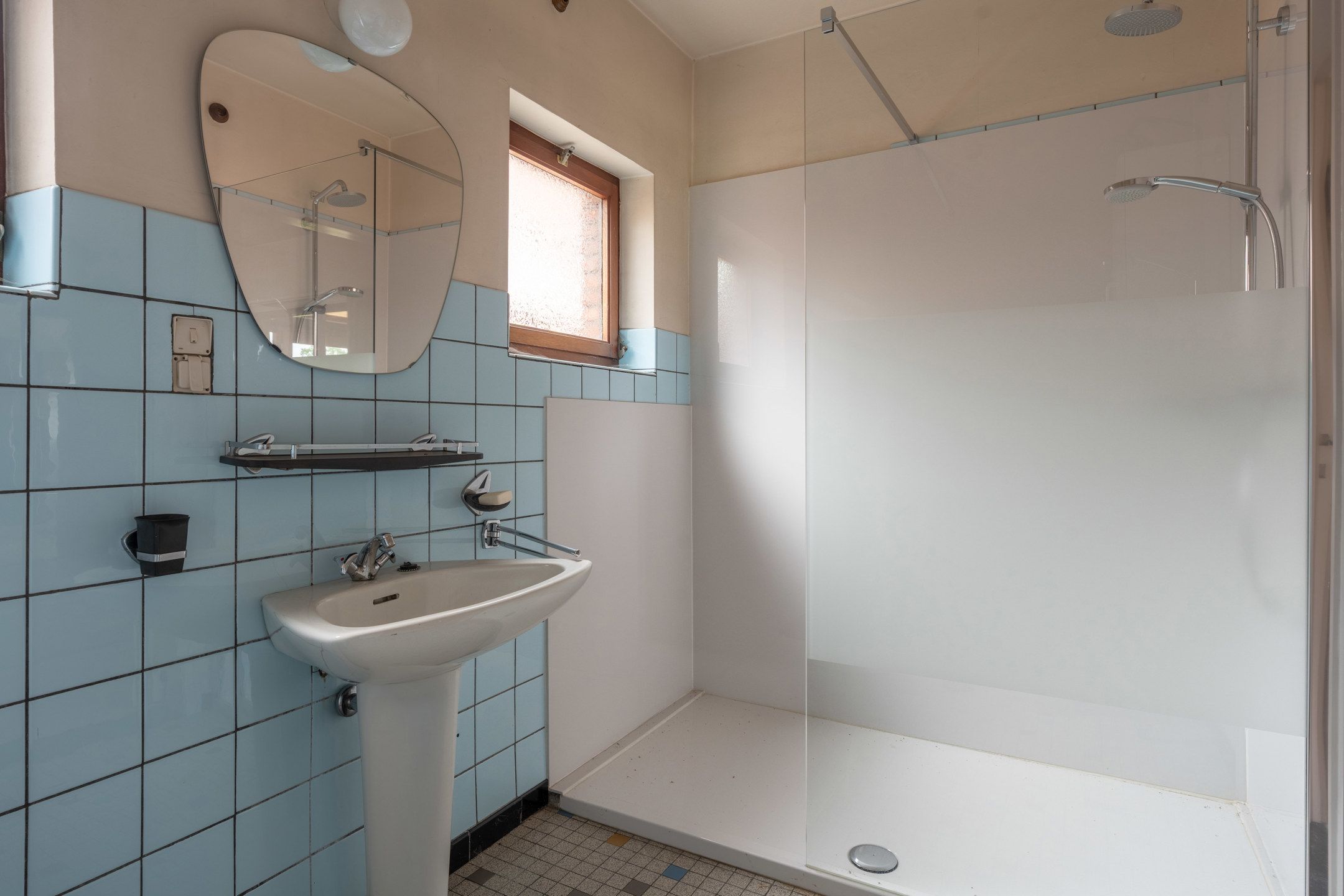 Ruime, te renoveren woning met vergund magazijn te Beerse foto 12