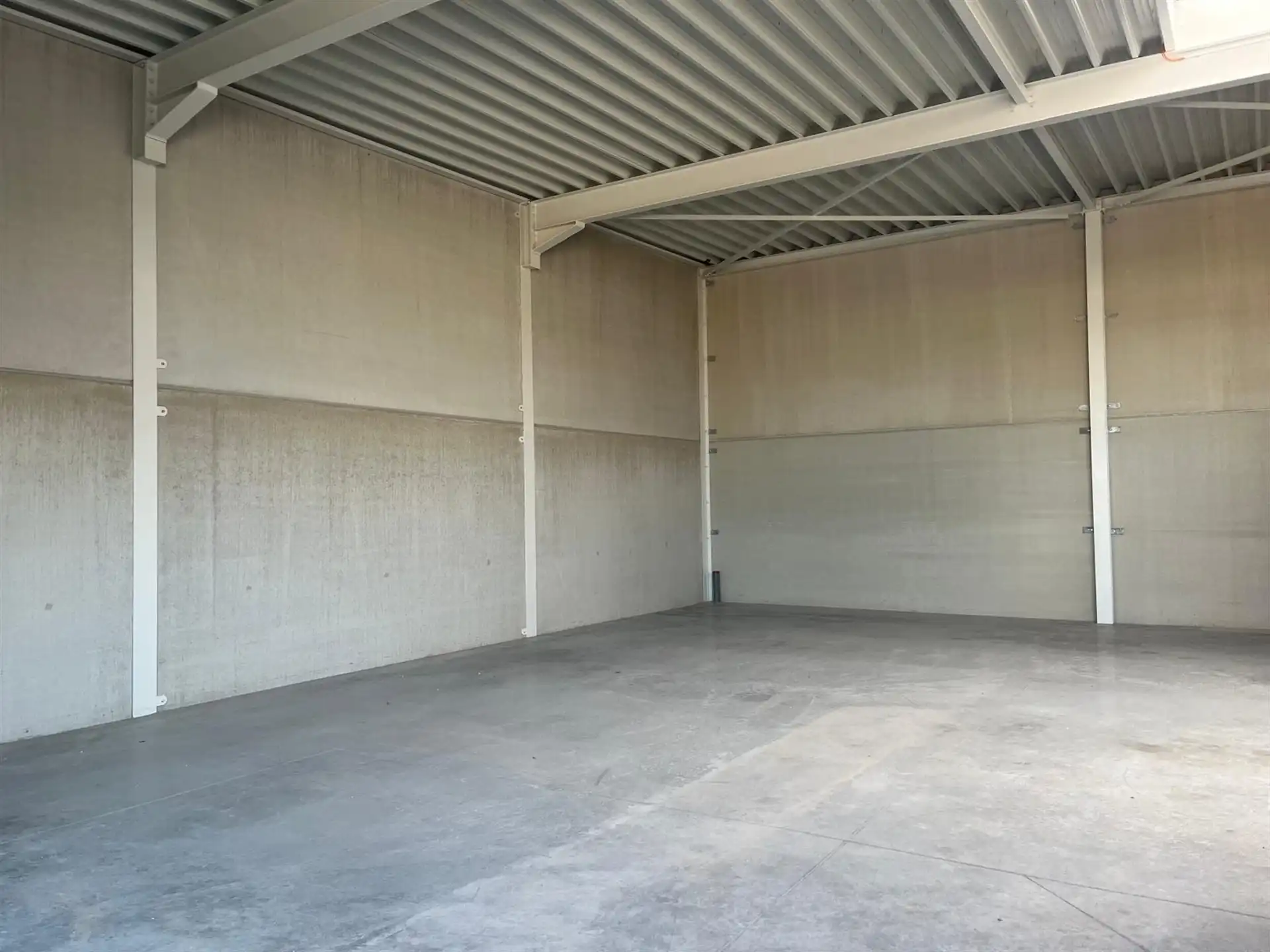 Magazijn van 180m² met 2 autostaanplaatsen foto 5