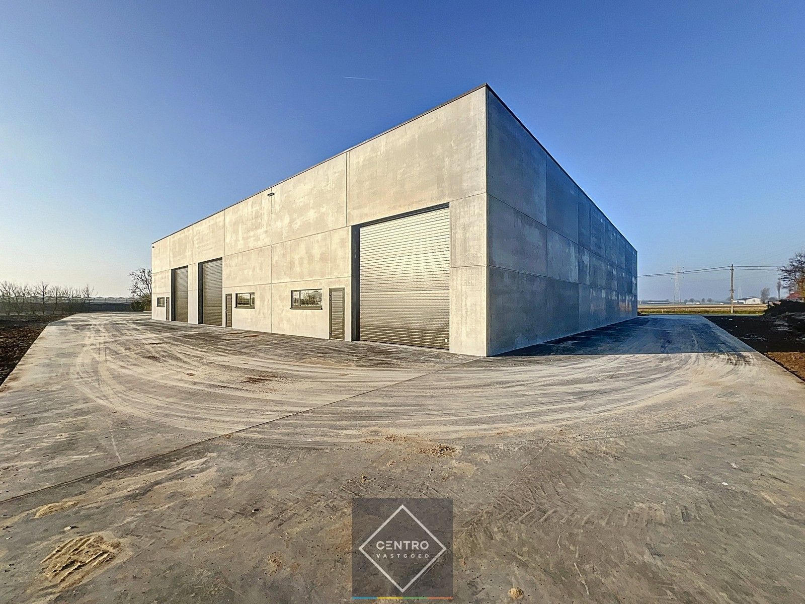 NB MAGAZIJN 216m²  (vrije hoogte 7m !) , voorzien van sectionaalpoort, deur, raam en 3 parkeerplaatsen te SLEIHAGE (Oostnieuwkerke). foto {{pictureIndex}}