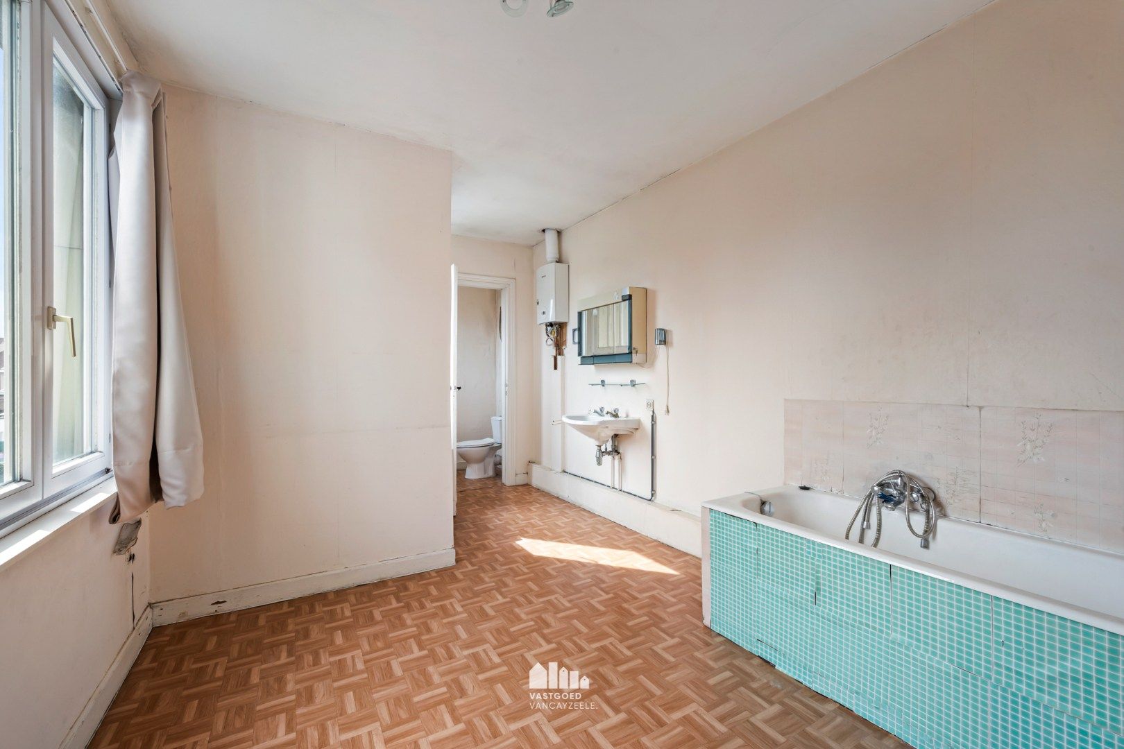 Te renoveren herenwoning met zonnige tuin en garage in hartje Ieper foto 12