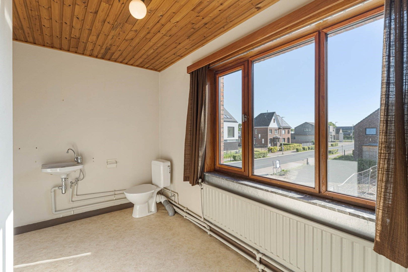 Te renoveren woning op een zuidgericht perceel van 18a 99ca op een zeer gunstige centrale ligging foto 16