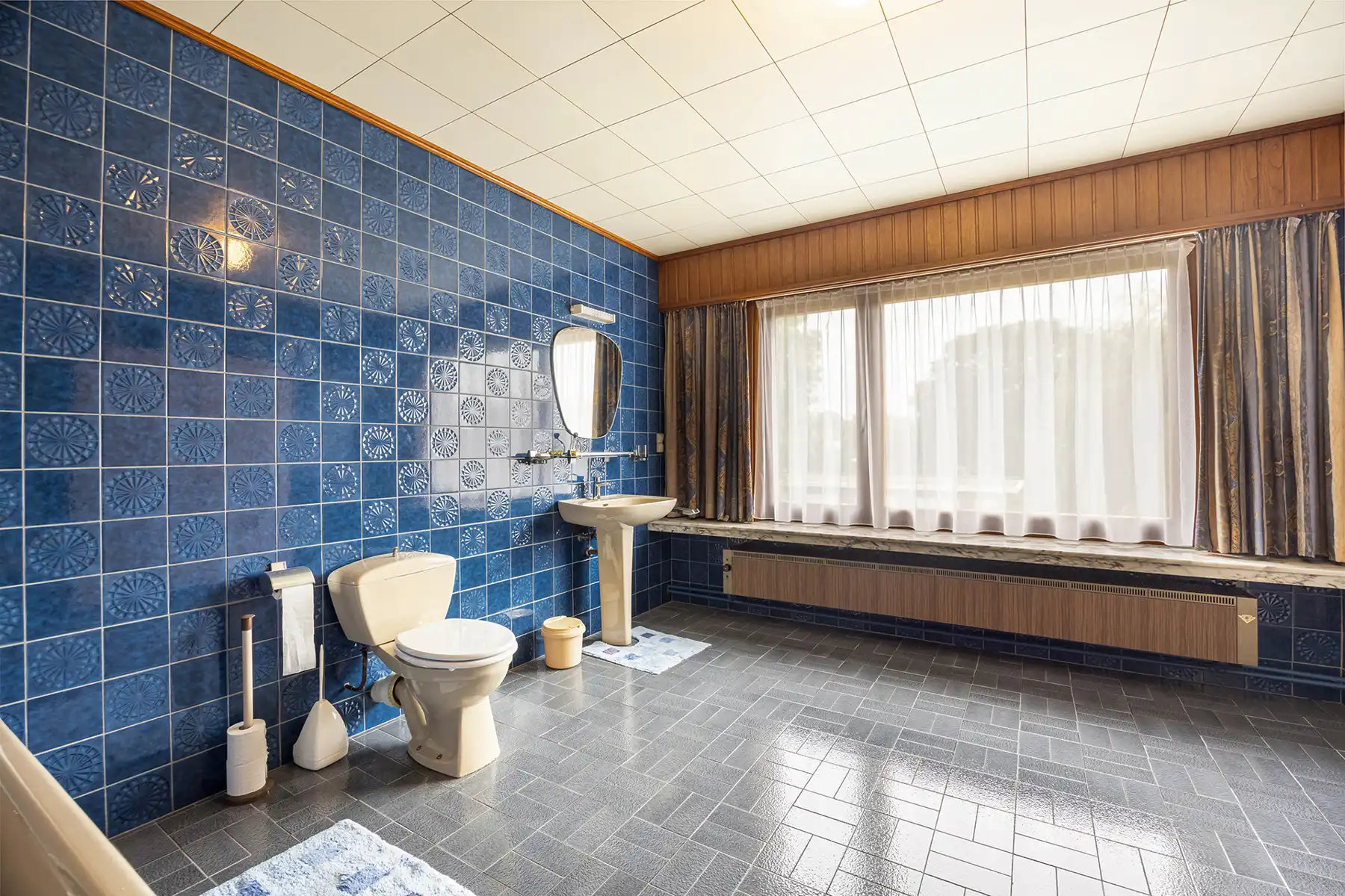 Landhuis met private tuin, vier slaapkamers en twee garages foto 14