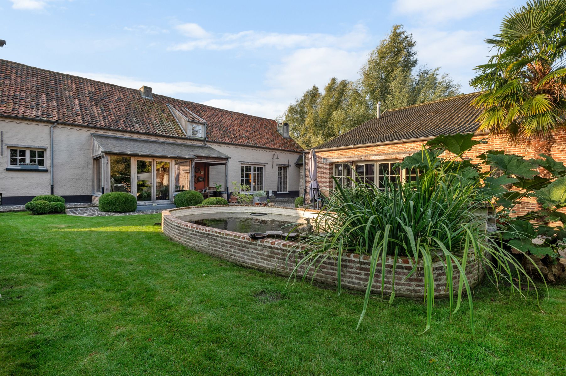 Gerenoveerde hoevewoning met praktijk en paardenstallen.  foto 42