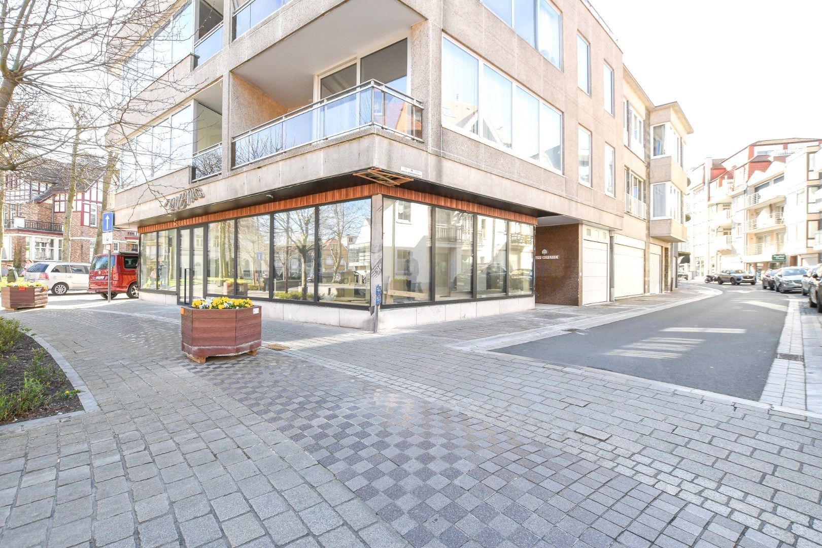 Te huur: volledig vernieuwd handelspand op toplocatie in De Haan foto {{pictureIndex}}